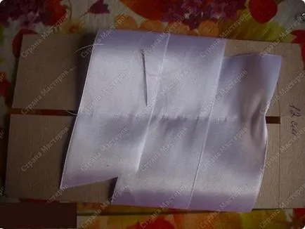 Divat orrában szatén szalagokkal (műhely)