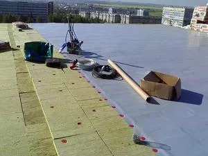 Tető fajta lágy tető, annak előnyeit és hátrányait, valamint átlagos értéke (a tető) Tető fajta lágy tető, annak előnyeit és hátrányait, valamint az átlagos költsége