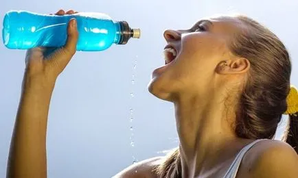Hogy lehetséges-e, hogy igyon vizet futás közben, és hogy futás után drink (ital után futás) Lehet inni a vizet, miközben fut, és mit iszik után kocogás