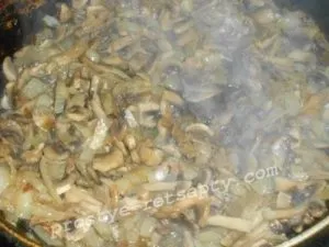 Hús francia burgonyával és gombák a sütőben recept egy fotó