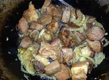Valódi üzbég pilaf marhahús bográcsban (pilaf) Valódi üzbég pilaf marhahús bográcsban