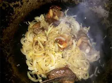 Valódi üzbég pilaf marhahús bográcsban (valós) Valódi üzbég pilaf marhahús bográcsban
