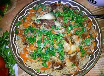 Valódi üzbég pilaf marhahús bográcsban (pilaf) Valódi üzbég pilaf marhahús bográcsban