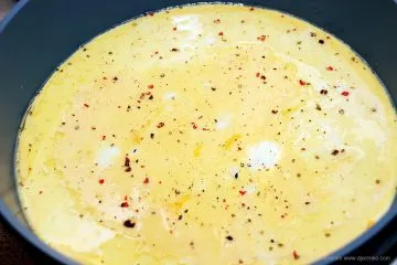 Omlett paradicsommal és sajttal vaj
