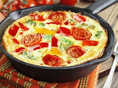 Omlett paradicsommal és sajttal recept egy serpenyőben (sajt omlettet paradicsom recept) Omlett paradicsommal és sajttal, egy recept a serpenyőben