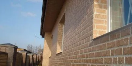 Befejezve a homlokzat egy vidéki ház anyagok homlokzatburkolat (lefele) Befejezve a homlokzat egy vidéki ház anyagok homlokzatburkolat