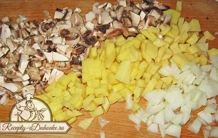Pie gombával és burgonya recept egy egyszerű, lépésről lépésre irányban (a kész lepény leveles tészta) Pie gombával és burgonyával recept egy egyszerű, lépésről lépésre irányban