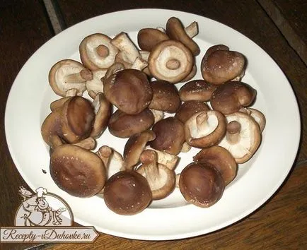 Pie gombával és burgonyával recept egy egyszerű, lépésről lépésre (ízletes recepteket nagyböjt) Pie gombával és burgonyával recept egy egyszerű, lépésről lépésre irányban