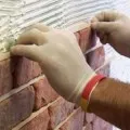 Festés a téglafal