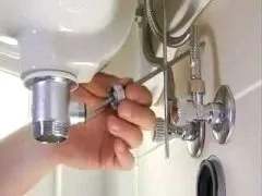 Csatlakoztassa a csapot a konyhában kezével
