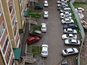 Karcos az autó az udvaron, hogy mit kell tenni a CTP és casco biztosítás