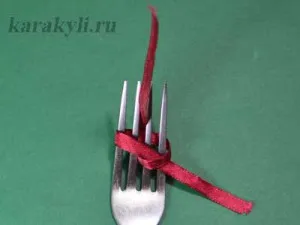 Egyszerű íjak szatén szalagokkal a villára, irkál