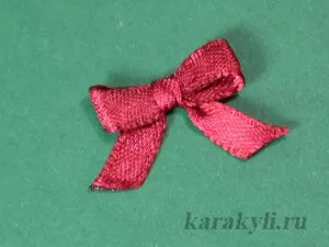 Egyszerű íjak szatén szalagokkal a villára, irkál