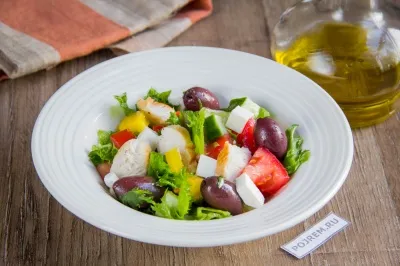 Egy egyszerű recept egy görög saláta csirkével - a klasszikus recept - lépésről lépésre recept fénykép