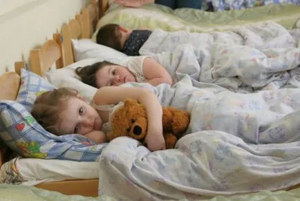 A gyerek akar menni a kert okoz, hogy mit kell csinálni, hol kell küldeni gyermekeiket óvodába (menni) A gyerek akar menni a kert okoz, hogy mit kell csinálni, hol kell küldeni gyermekeiket óvodába
