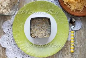 Saláta csirkével és gombával rétegek, a recept egy fotót
