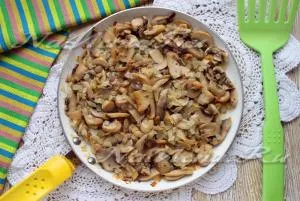 Saláta csirkével és gombával rétegek, a recept egy fotót