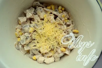 Saláta csirkével és konzerv gombát recept egy fotó