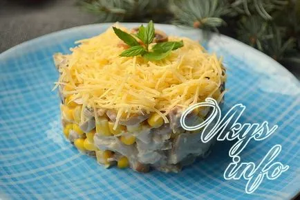 Saláta csirkével és konzerv gombát recept egy fotó