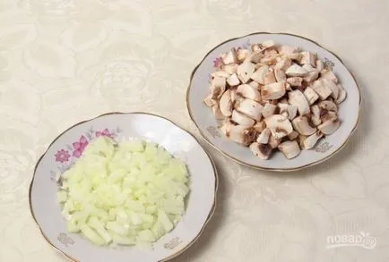 Saláta csirkével és gombával rétegek - lépésről lépésre recept fotó (receptek fotókkal) Saláta csirkével és gombával rétegek - lépésről lépésre recept fotók