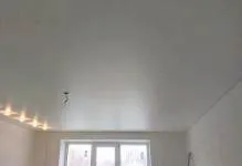 Satin mennyezetek előnyeiről és hátrányairól a fénykép fényes, matt, áttekintésre, szatén vagy matt különbség (felső) Satin mennyezetek előnyeiről és hátrányairól a fénykép fényes, matt, áttekintésre, szatén vagy matt különbség