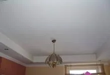 Satin mennyezetek előnyeiről és hátrányairól a fénykép fényes, matt, áttekintésre, szatén vagy matt különbség (felső) Satin mennyezetek előnyeiről és hátrányairól a fénykép fényes, matt, áttekintésre, szatén vagy matt különbség