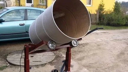 Házi betonkeverő változata a kezüket az egyik hordóból és egyéb