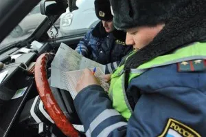 A bírság jogosítvány lejárt 2017-ben (jobbra) A bírság jogosítvány lejárt 2017-ben