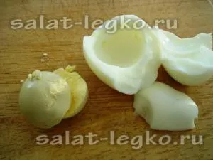 Réteges saláta gomba, sajt és paradicsom