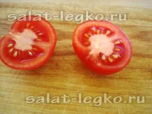 Réteges saláta gomba, sajt és paradicsom