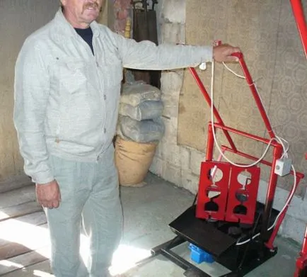 Gép salak blokk a kezével, épület portál