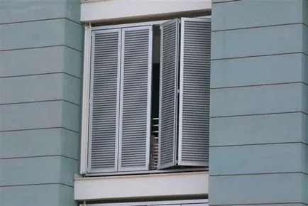 Redőnyök az ablakokon