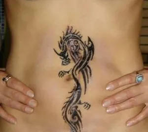 Tattoo gyomra a nők szülés után, hogy elrejtse a striák