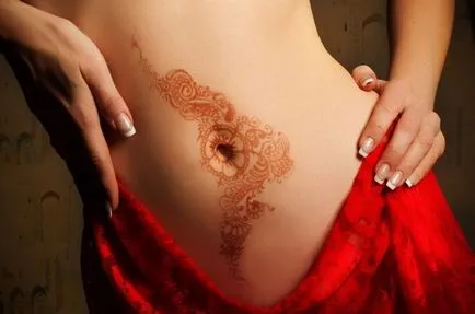 Tattoo gyomra a nők szülés után, hogy elrejtse a striák