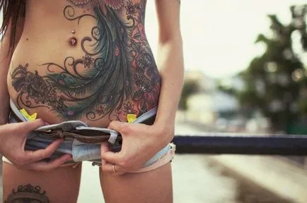 Tattoo gyomra a nők szülés után, hogy elrejtse a striák