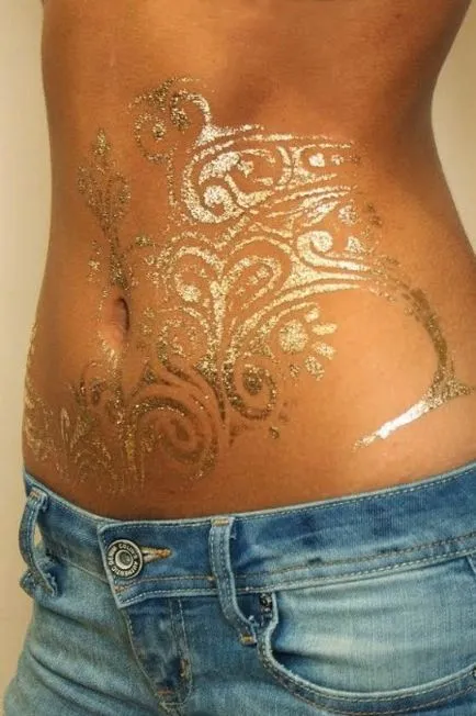 Tattoo gyomra a nők szülés után, hogy elrejtse a striák