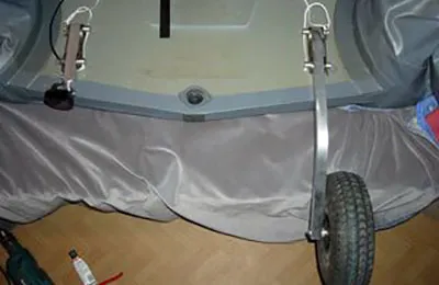 Keresztfa kerekek Boat csinál a kezével a rajzokon