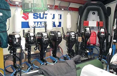 Keresztfa kerekek Boat csinál a kezével a rajzokon