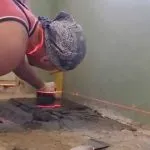 Szóló, a laminált padló egyenetlen - módon bázis összehangolás (durva) Fektetése a laminátumot az egyenetlen padlón - bázis összehangolás módszerek