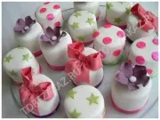 Rendeljen egy gyönyörű esküvői torta torta és cupcakes egy cukorka kísértés g (cupcakes) Rendeljen egy gyönyörű esküvői torta torta és cupcakes egy cukorka kísértés g