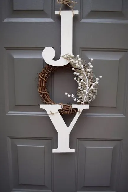 Hogyan díszítik az ajtót
