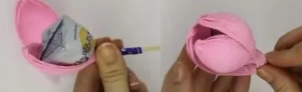 Kosarak édesség kezével