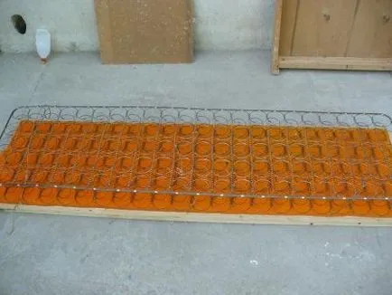 Kezük alatt húzza meg a kanapén Kezük alatt húzza meg a kanapén