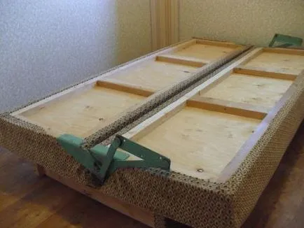 Kezük alatt húzza meg a kanapén Kezük alatt húzza meg a kanapén