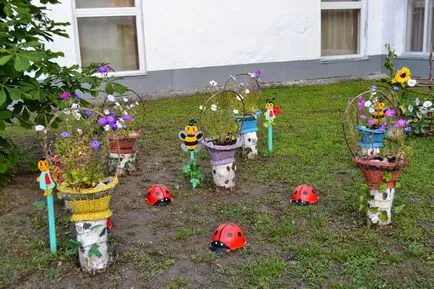 Kezével az ő kertjében Kezével az ő kertjében
