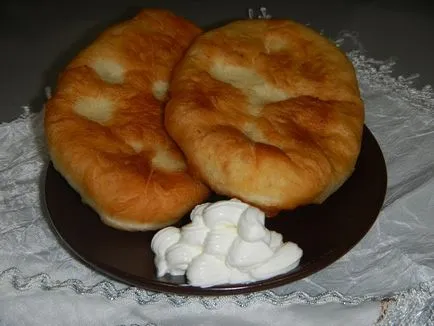 Pogácsákat burgonyával egy serpenyőben Pogácsákat burgonyával egy serpenyőben