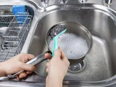 Hogyan tisztítsa meg a serpenyőt, rozsdamentes acélból készült Hogyan tisztítsa meg a serpenyőt, rozsdamentes acélból készült