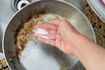 Hogyan tisztítsa meg a serpenyőt, rozsdamentes acélból készült