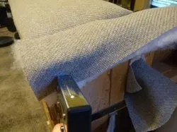 Kezük alatt húzza meg a kanapén Kezük alatt húzza meg a kanapén