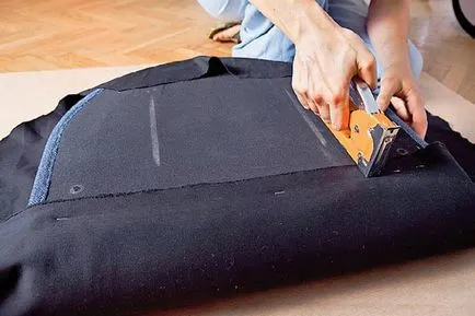 Kezük alatt húzza meg a kanapén Kezük alatt húzza meg a kanapén